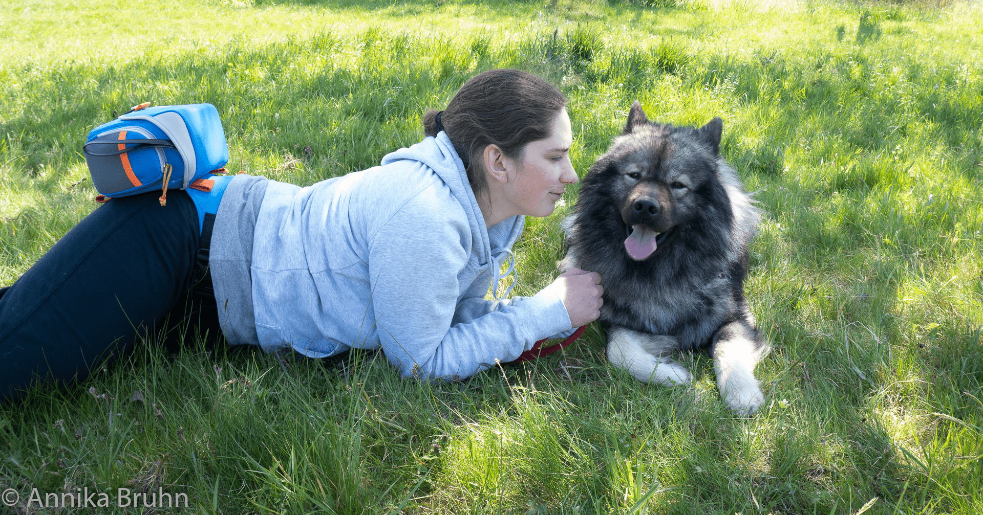Q und Annika kuscheln